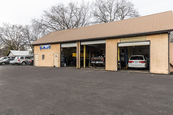 Auto Mechanic and Customers Picture 3 | Gallery | D&E Auto Repair